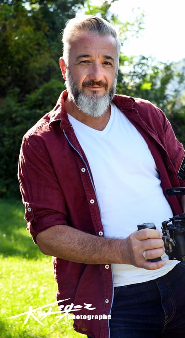 <img src="..." alt="Laurent Dimberton vidéaste professionnel lors d'un tournage en Drôme">