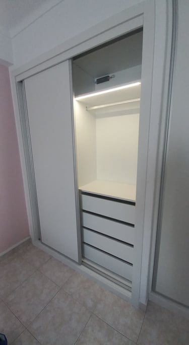 Iluminação Led com sensor de movimento, Roupeiro Portas de correr com iluminação, Roupeiros Oeiras