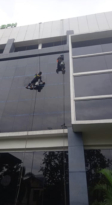 Pembersihan Kaca Gedung Perkantoran