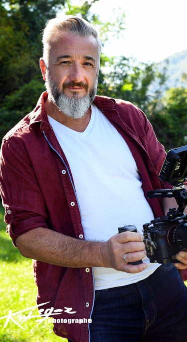 <img src="..." alt="Laurent Dimberton vidéaste professionnel lors d'un tournage en Drôme">