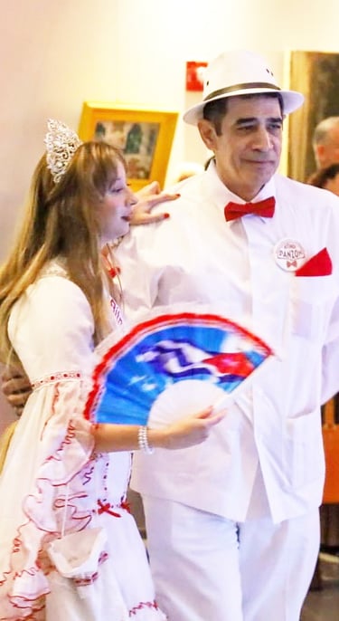 La Reinita Gabby y Maestro Bobby Ramirez bailando Danzon