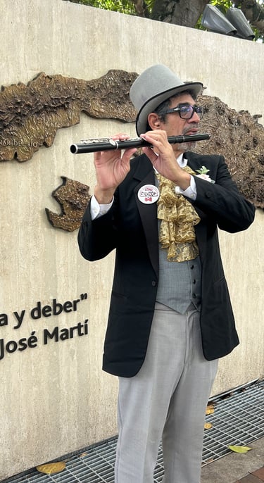 Maestro Bobby Ramirez en el parque de la cubania calle ocho Miami