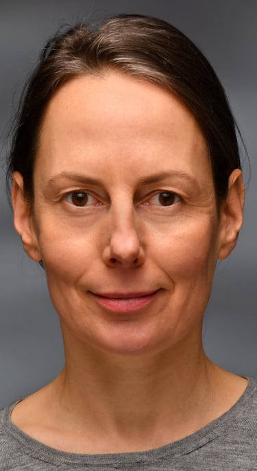 oto der Beraterin, welches eine Frau mit braunen Augen und braunen Haaren zeigt, die im mittleren Al