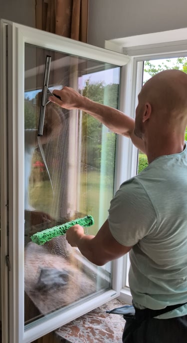 Fensterputzer Jonas bei der Arbeit