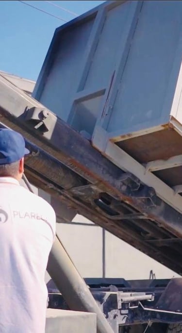 Trabajador de Plareca supervisando contenedor de recolección de residuos industriales como plástico,
