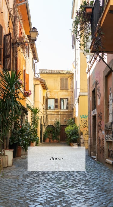 Rue typique à Rome avec architecture italienne et lumière chaude, ambiance voyage et carnet de route
