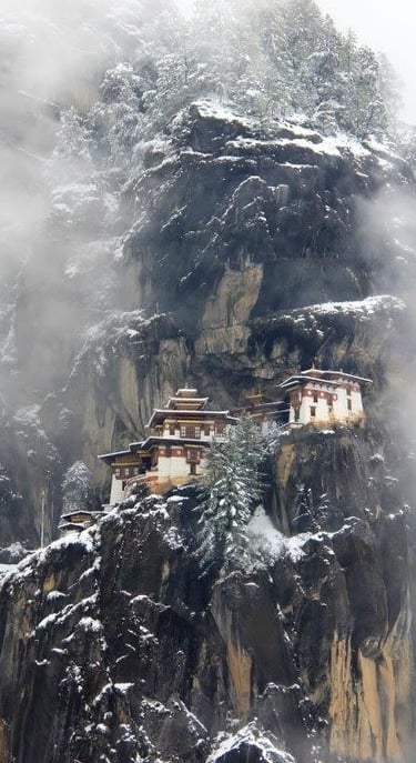 The-iconic-Tiger's-nest-monastery-in-Paro-valley-during-winter-time