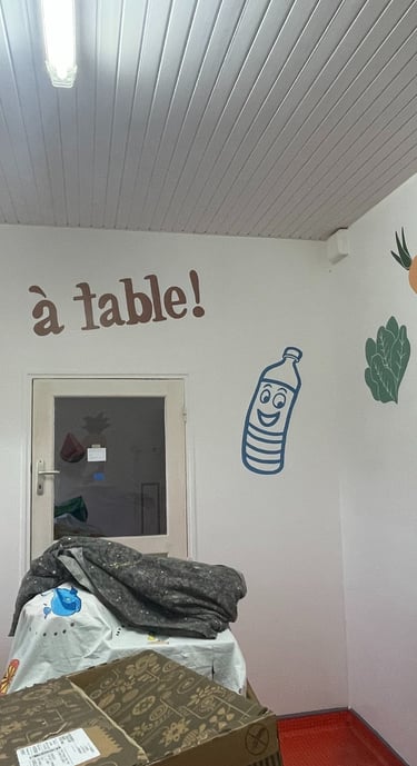 Peinture murale décorative "à table" pour la salle destinée aux repas dans une crèche