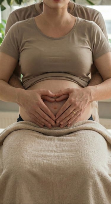 Accompagnement en ostéopathie lors d’un parcours PMA : mains posées sur le bas-ventre, séance douce 