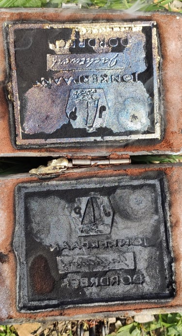 plaque de bronze castée brut de fonte avec sable de moulage brulé