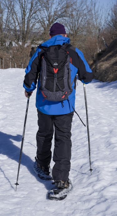 hombre caminando en la nieve