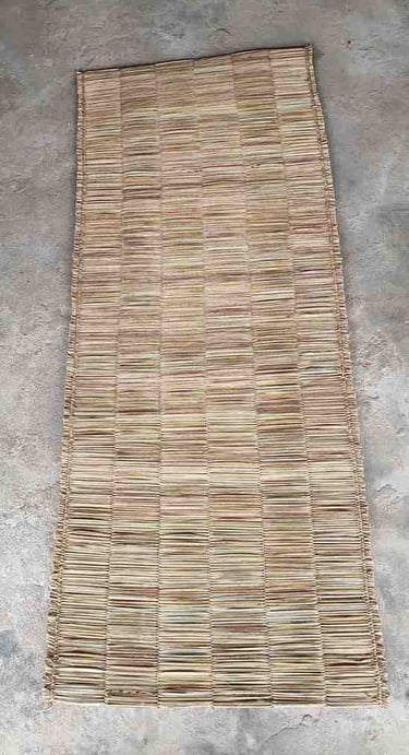 "Handcrafted natural yoga mat with rivergrass weave–flatlay view-Export-standard"