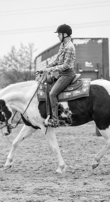 cowgirl die op haar paard rijdt