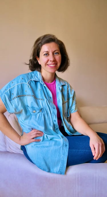 Portrait de Danila Scelzo, hypnothérapeute agréée ASCA au cabinet Hypnonaute à Genève.