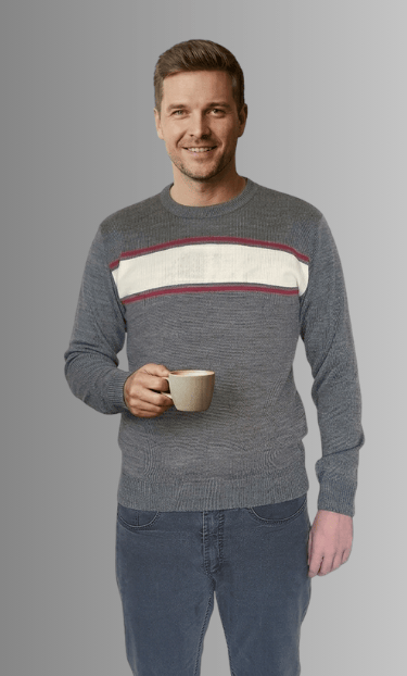 Homem vestindo o suéter de gola redonda da Pietrino com uma pose casual e uma xícara de café na mão