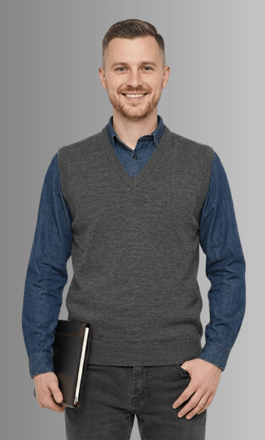 Homem vestindo o colete gola V da Pietrino na cor Cinza Mescla em uma pose corporativa