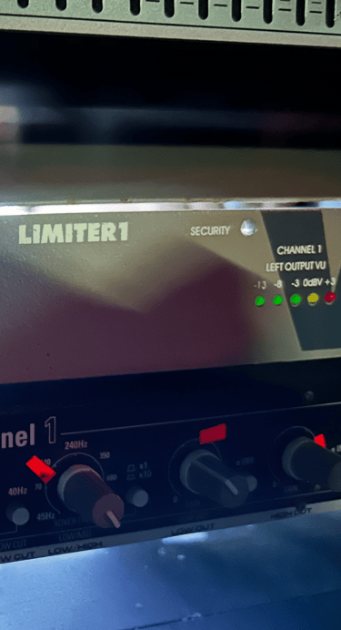 Unité de rack de limitation audio professionnelle avec compteurs VU LED et boutons de contrôle