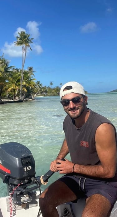 Charlie, toujours prêt à vous emmener à terre, en wake ou pour une baignade incroyable