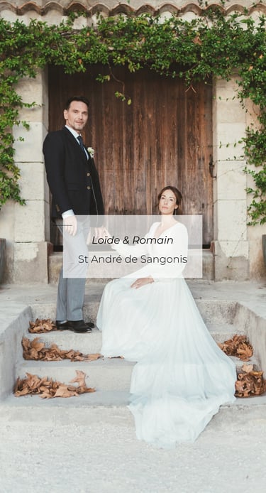 Mariage Loïde & Romain, couple devant une porte en pierre, Saint-André-de-Sangonis