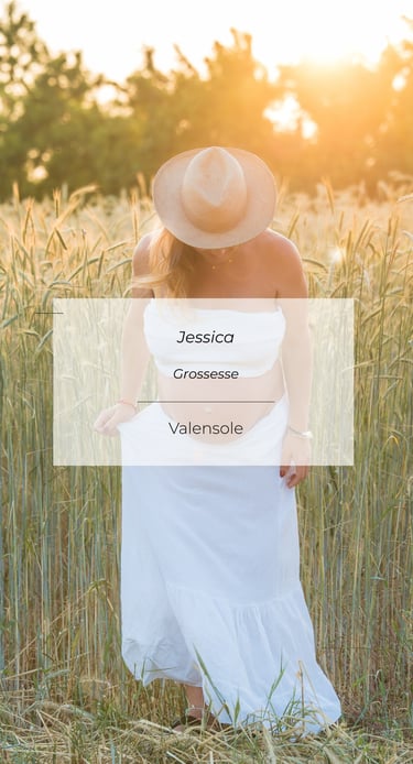 Séance grossesse en Provence, photo naturelle dans les champs à Valensole