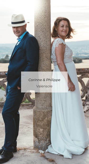 Mariage Corinne & Philippe, couple élégant devant une colonne en pierre, Valensole