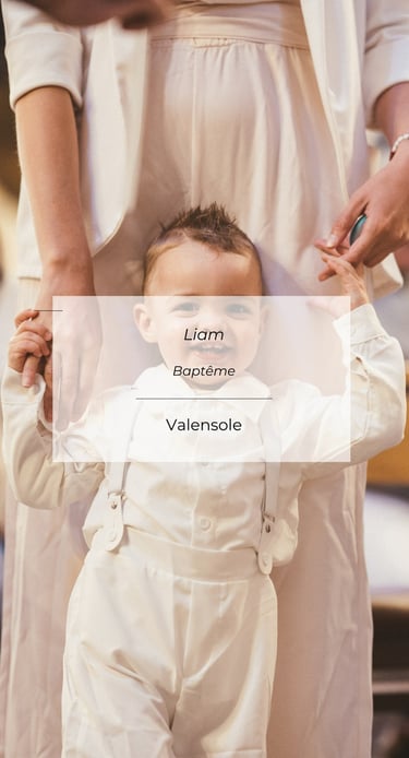 Baptême en Provence, enfant et famille en lumière naturelle à Valensole