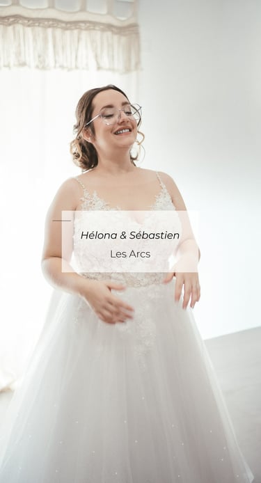 Mariage Hélona & Sébastien, mariée souriante en robe blanche, Les Arcs