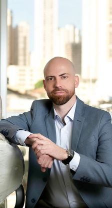 Dr André Rodrigues, cirurgião-dentista com foco em implantes e prótese protocolo em Goiânia