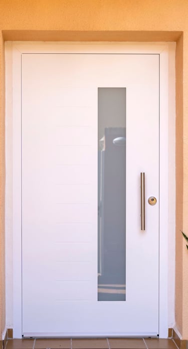 Puerta blanca con cristal decorativo