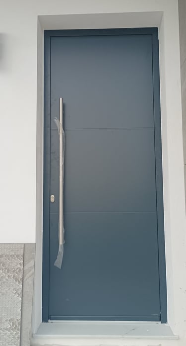 Puerta aluminio de entrada a vivienda.