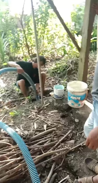 Foto-pekerja-sedot-wc 