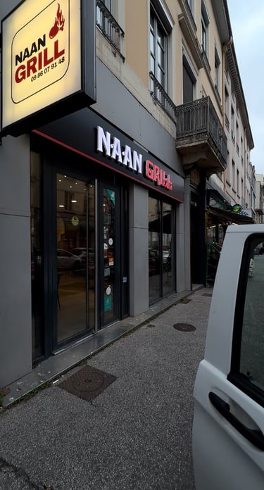 Façade modernisée avec enseigne lumineuse NAAN GRILL Lyon 9 - AVOSPUB