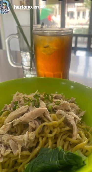 Keseruan makan di Mie Ayam Kesawan rukan osaka pik 2
