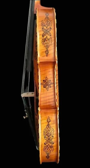 the side dtail of a hardanger violin