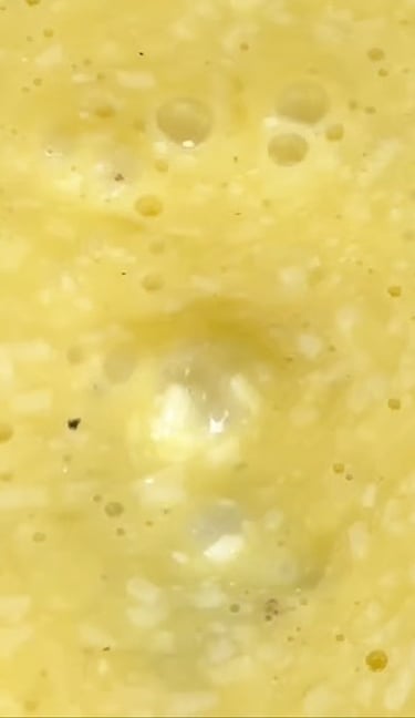 Sbatti le uova per l'omelette salata