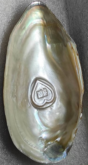 "Approx 10mm white heart-shaped designer cultured pearl–using nucleus implantation-for international delivery"