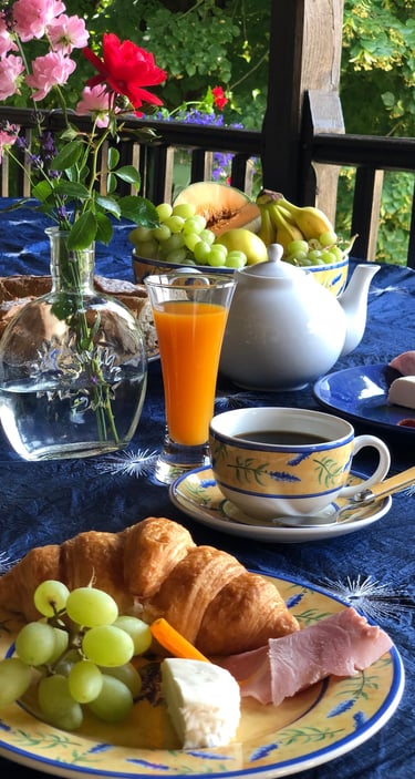 Petit déjeuner, Chambre d'hôte, Plazac, Périgord, Dordogne, France.