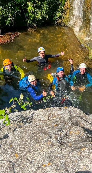 grupo sonriendo en el agua