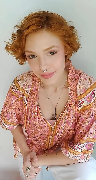 Sabrina Tibursky com um olhar compreensivo e mãos próximas sobre a coxa