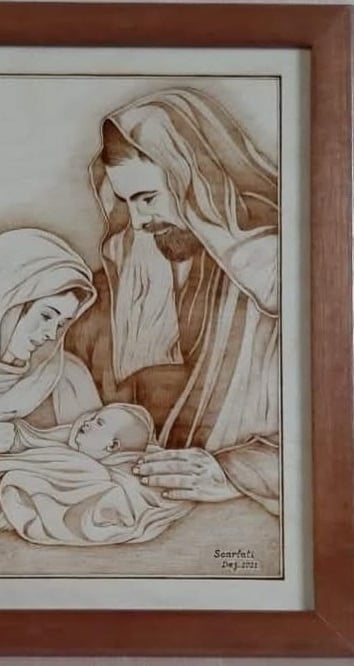 Pirogravura artesanal da Sagrada Família feita à mão por Sérgio Scarlati, peça única de artesanato em madeira com detalhes de