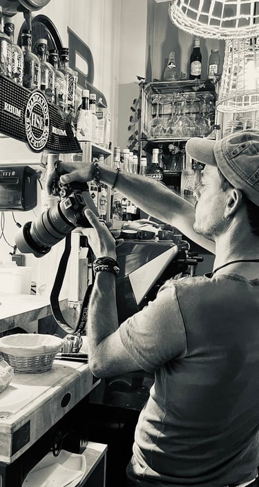 Jeune homme qui prend une photo d'un plat dans un restaurant à La Baule