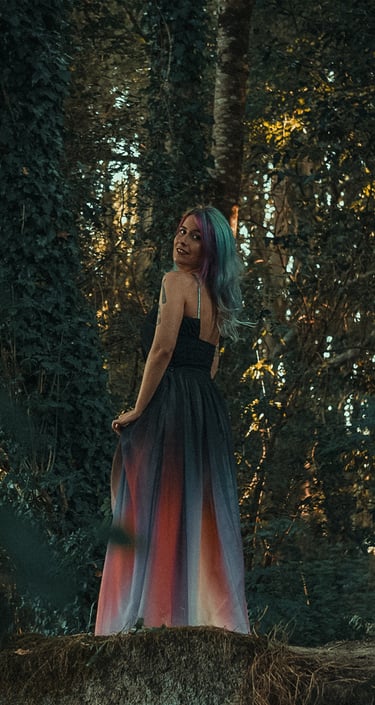 Fotografía de una mujer con vestido en el bosque