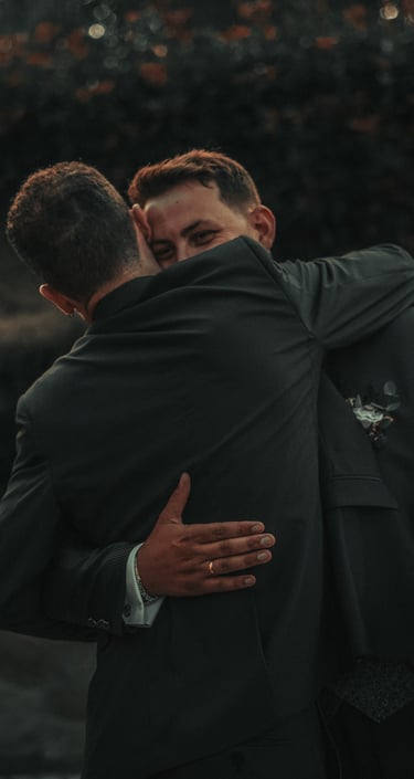 Fotografía de dos hombres abrazándose en una boda