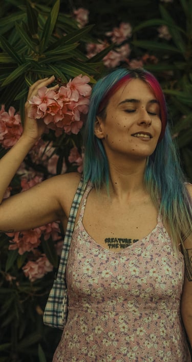 Forografía de una mujer entre flores