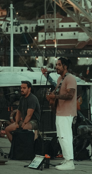 Fotografía de dos hombres cantando en el paseo del río de Oporto