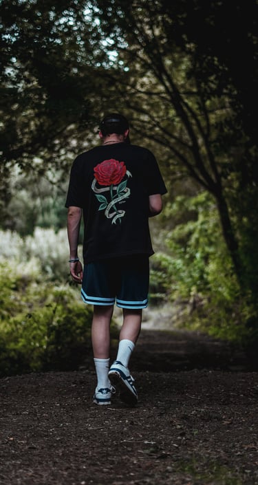 Fotografía de un hombre caminando en el bosque