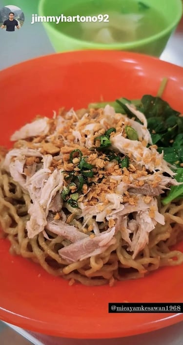 Keseruan makan di Mie Ayam Kesawan rukan osaka pik 2