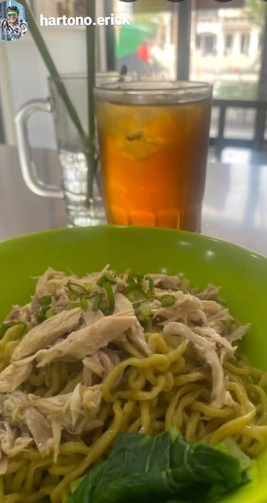 Keseruan makan di Mie Ayam Kesawan rukan osaka pik 2