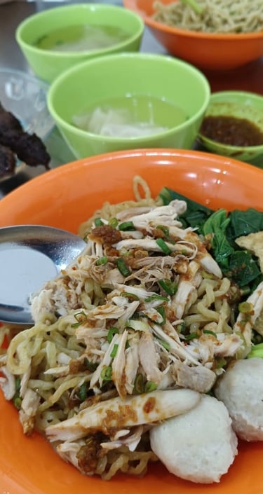 Keseruan makan di Mie Ayam Kesawan rukan osaka pik 2