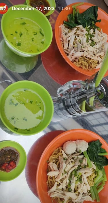 Keseruan makan di Mie Ayam Kesawan rukan osaka pik 2